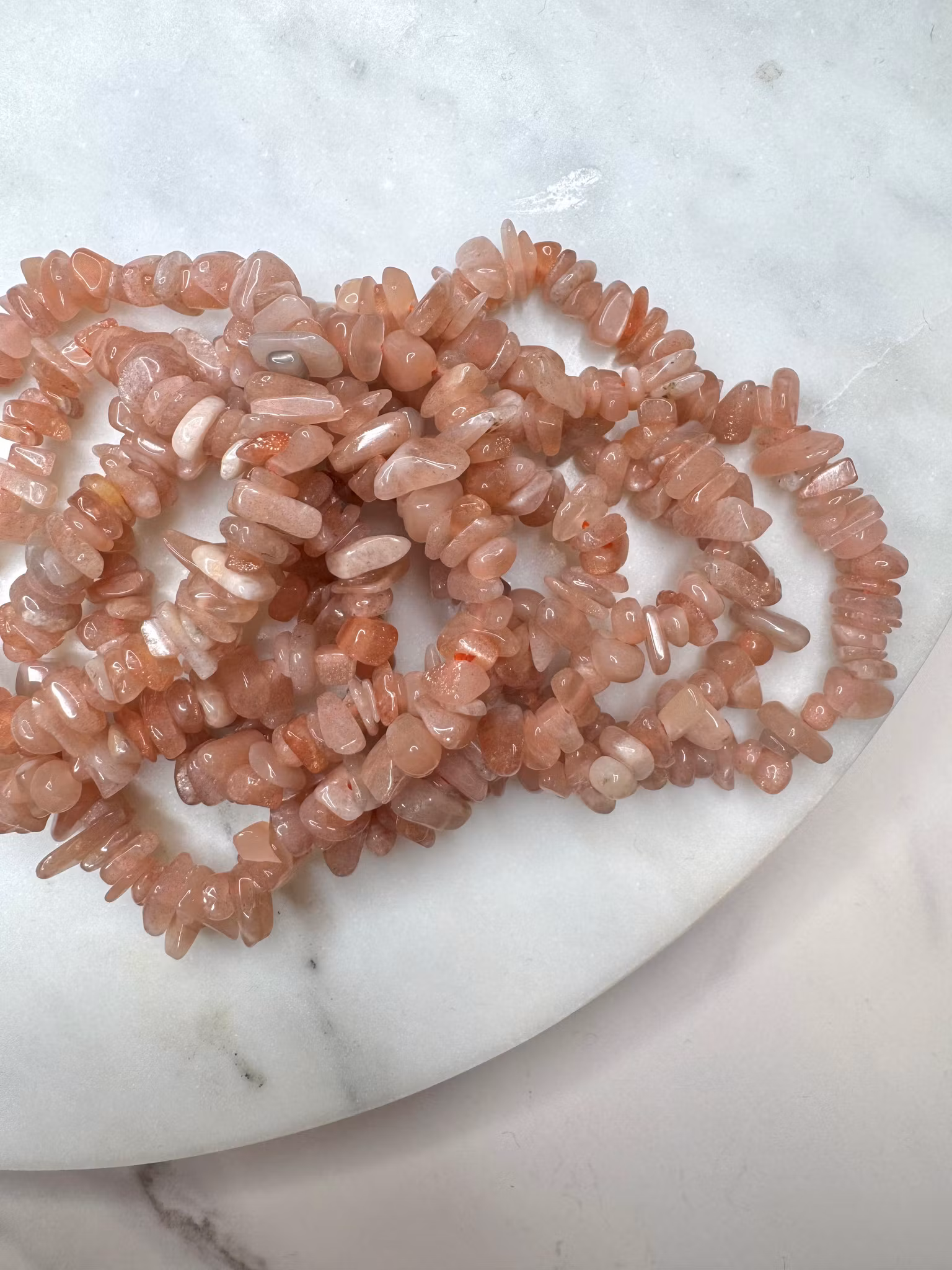 Chipsarmband i persikomånsten