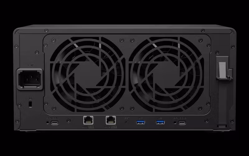 Synology DiskStation DS1825+ NAS & lagringsserver Ryzen Embedded V1500B 8 GB DDR4 0 TB