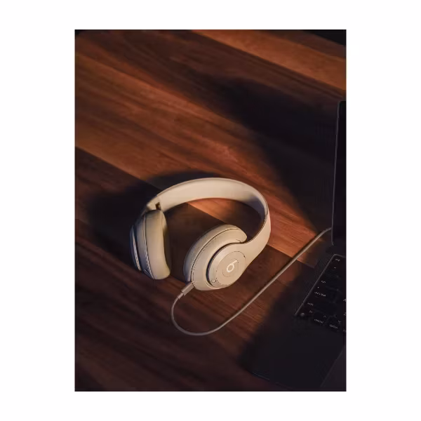 Beats Studio Pro trådlös hörlurar Over-ear Sandsten