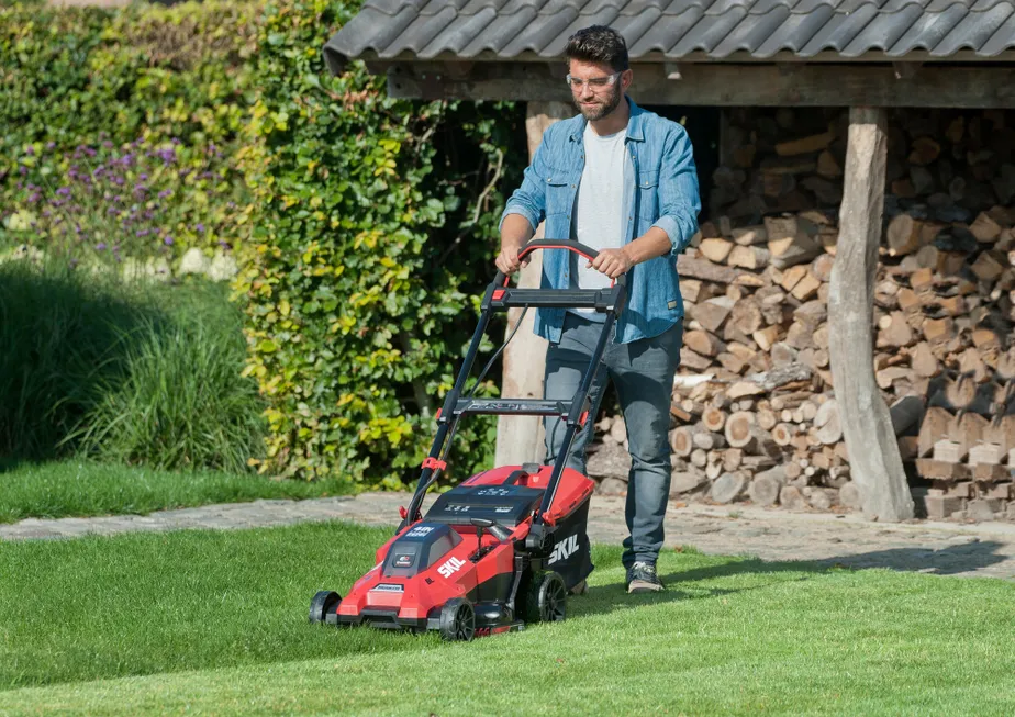 Skil GM1E0140BA Batteridriven Gräsklippare 43 cm Skärbredd Inkl 2 Batterier och Laddare