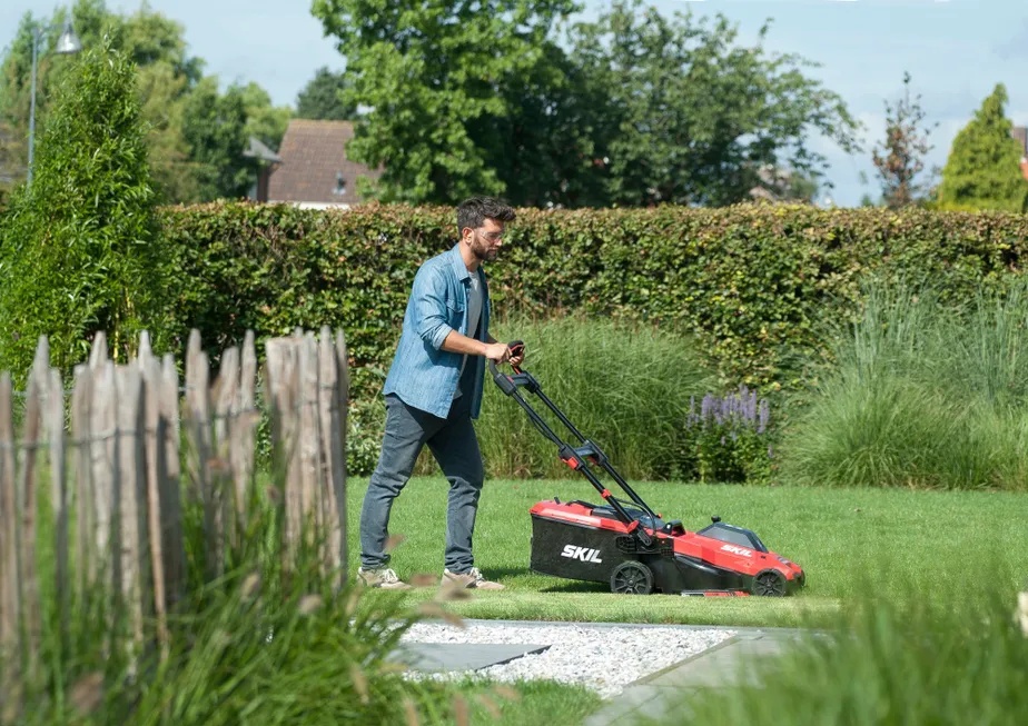 Skil GM1E0140BA Batteridriven Gräsklippare 43 cm Skärbredd Inkl 2 Batterier och Laddare