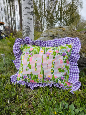 Färgglad kramkudde "LOVE"