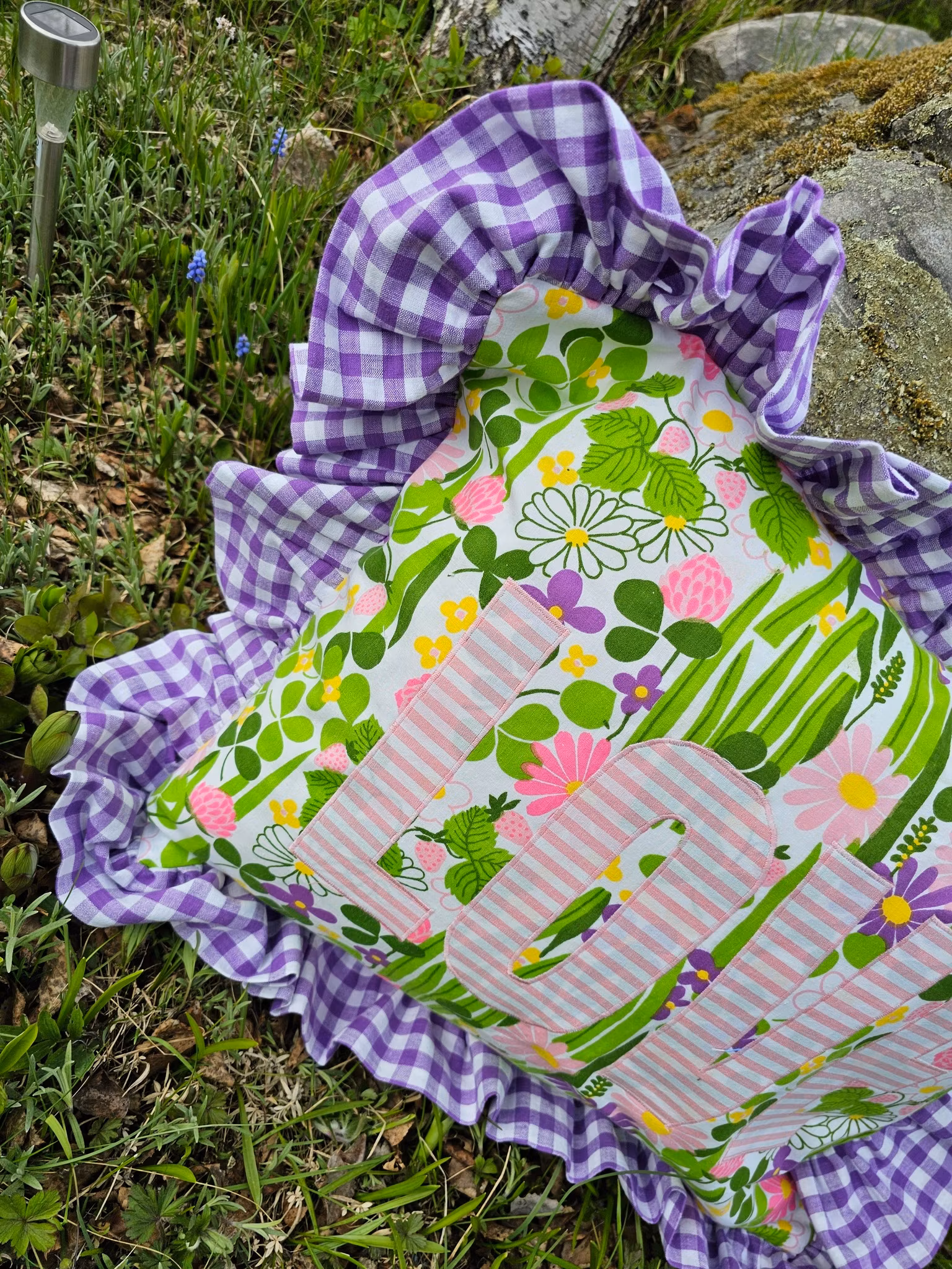 Färgglad kramkudde "LOVE"