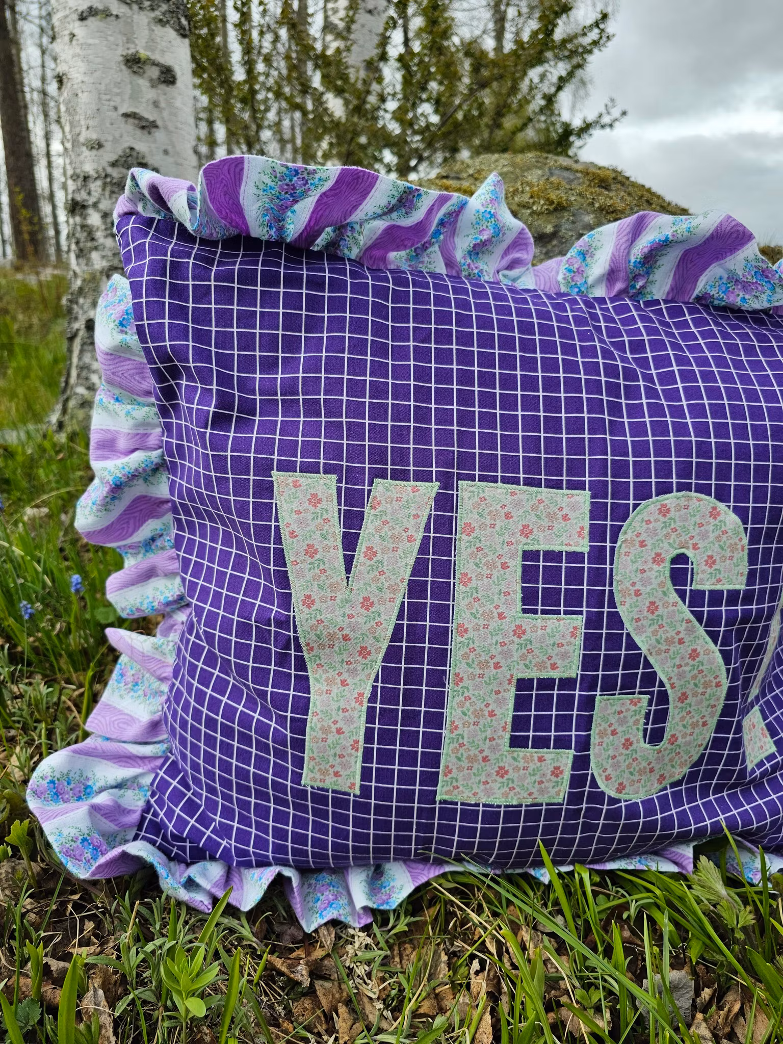 Kopia Kopia Färgglad kramkudde "YES"