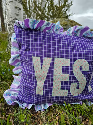 Kopia Kopia Färgglad kramkudde "YES"