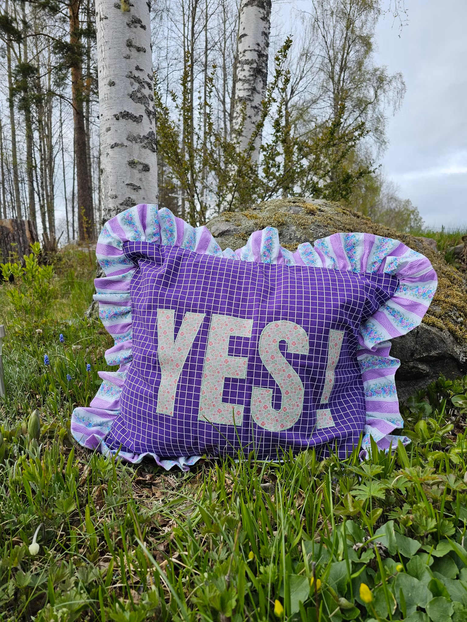 Kopia Kopia Färgglad kramkudde "YES"