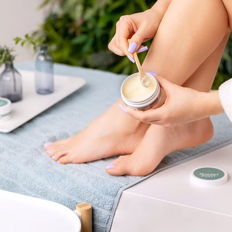 Pharm Foot Preventic Salve masseras in på foten