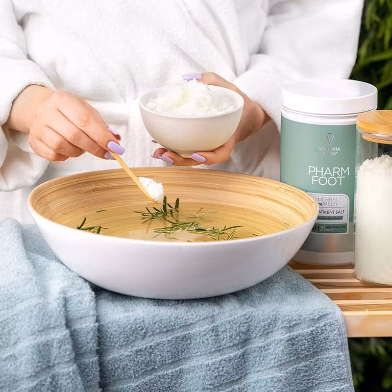 Pharm Foot Herbal reMedy fotbadsalt löses upp i ljummet vatten