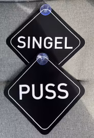 Skylt med sugpropp - Puss