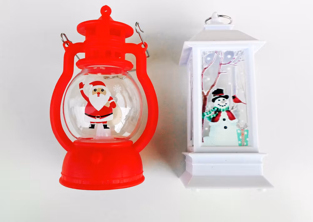 Två dekorativa lyktor med julmotiv