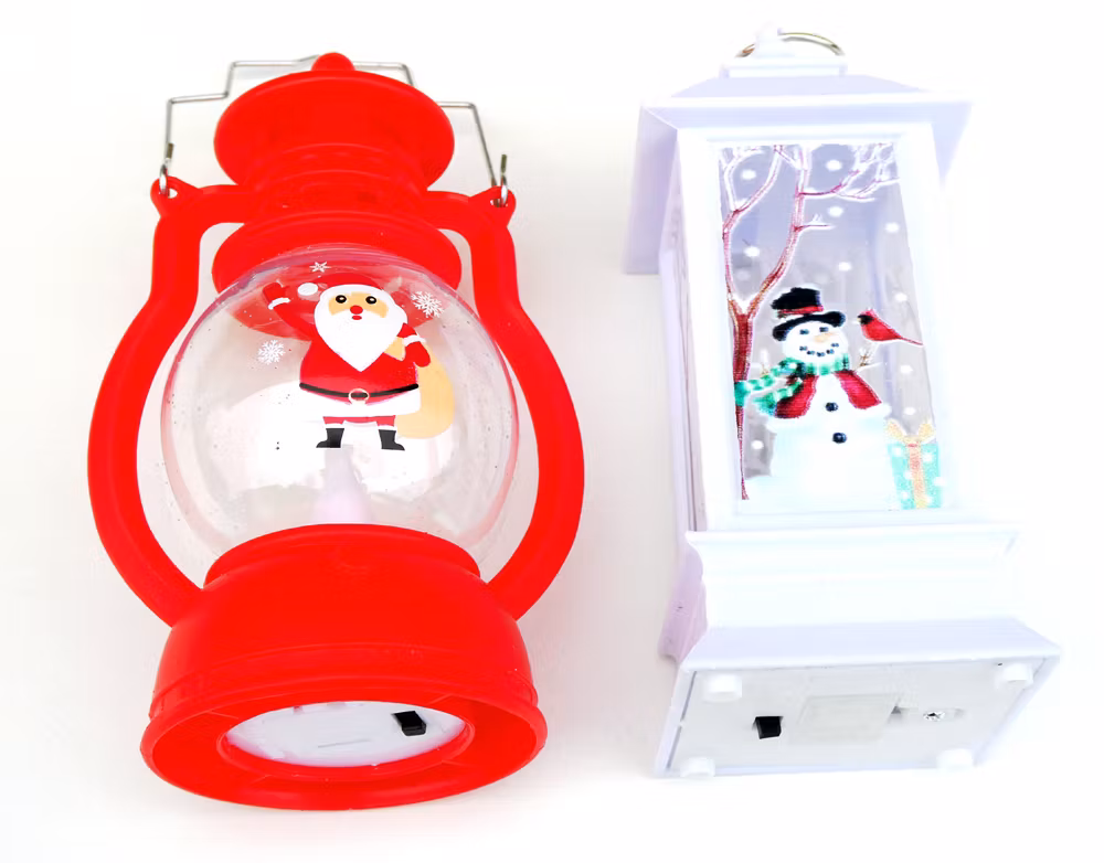 Två dekorativa lyktor med julmotiv