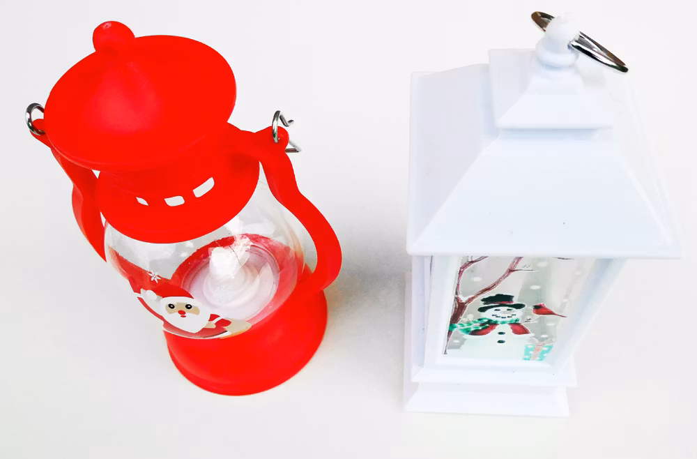 Två dekorativa lyktor med julmotiv