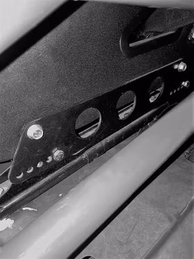 MKM Sportstolsfäste mot Volvo stolsskena