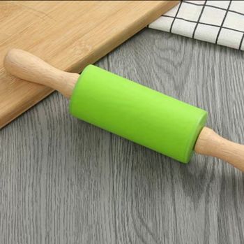 Barnkavel S – Grön Silikonkavel med Trähandtag - Perfekt för Bakning med Barn
