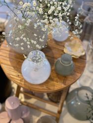 Glasvas rund beige mellan