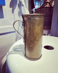 Mässingsgrej med handtag