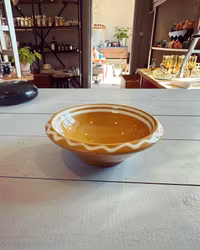 Liten gul keramikskål