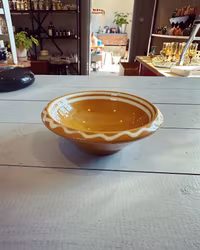 Liten gul keramikskål