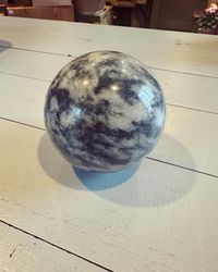 ”Boll” av sten grå