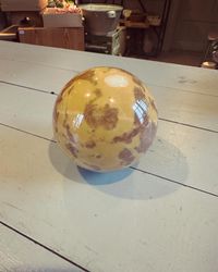”Boll” av sten orange/brun