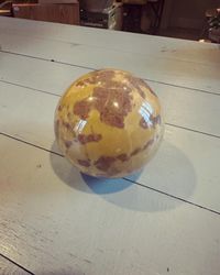 ”Boll” av sten orange/brun