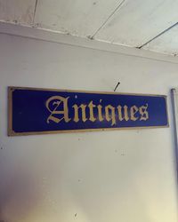 Skylt ”antiques”