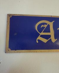 Skylt ”antiques”
