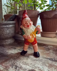 Tomte med instrument