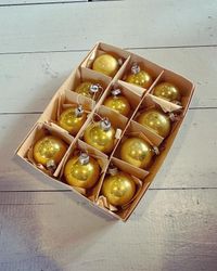 Små julkulor i gul/guldiga toner