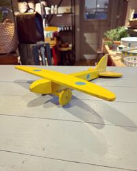 Litet flygplan i trä