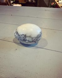 Ägg i sten vitt med grått
