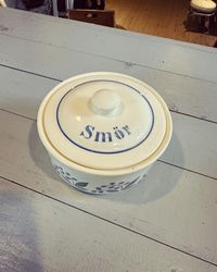 Smörask med lock