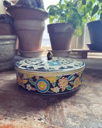 Plåtburk med knopp
