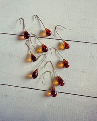 Glasdroppar bärnsten/brunt (säljes styckvis)