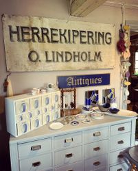 Skylt ”Herrekipering O.Lindholm” (endast avhämtning)