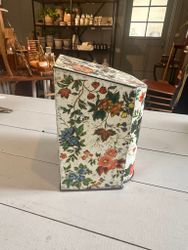 Blommig plåtburk
