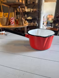 Röd kastrull (speciell frakt)