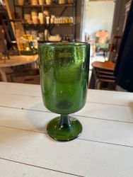 Vas pokal på fot i grönt glas Erik Höglund (speciell frakt)