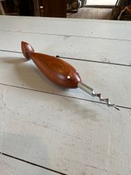 Öppnare i teak i form av val/fisk