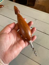 Öppnare i teak i form av val/fisk