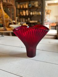 Räfflad glasvas röd