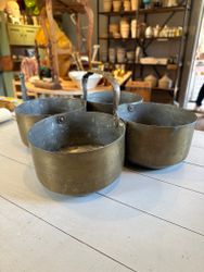 Fyra metallskålar med handtag i mitten, större modell (speciell frakt)