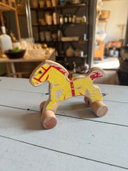 Trähäst leksak gul
