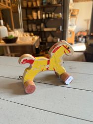 Trähäst leksak gul