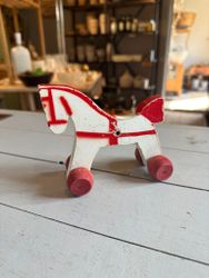 Trähäst leksak vit