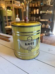 Stor plåtburk med knopp kaffe