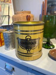 Stor plåtburk med knopp socker