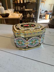 Liten engelsk plåtburk