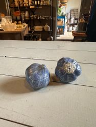 Två vitlök i keramik blåa