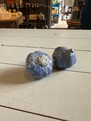 Två vitlök i keramik blåa
